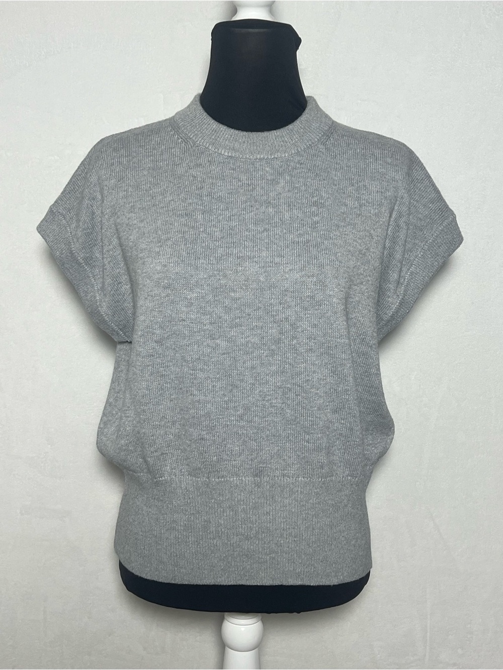 SAKS FIFTH AVENUE Gray Short Sleeve Knit Sweater Blouse Top - size L